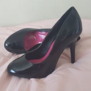 Black pumps